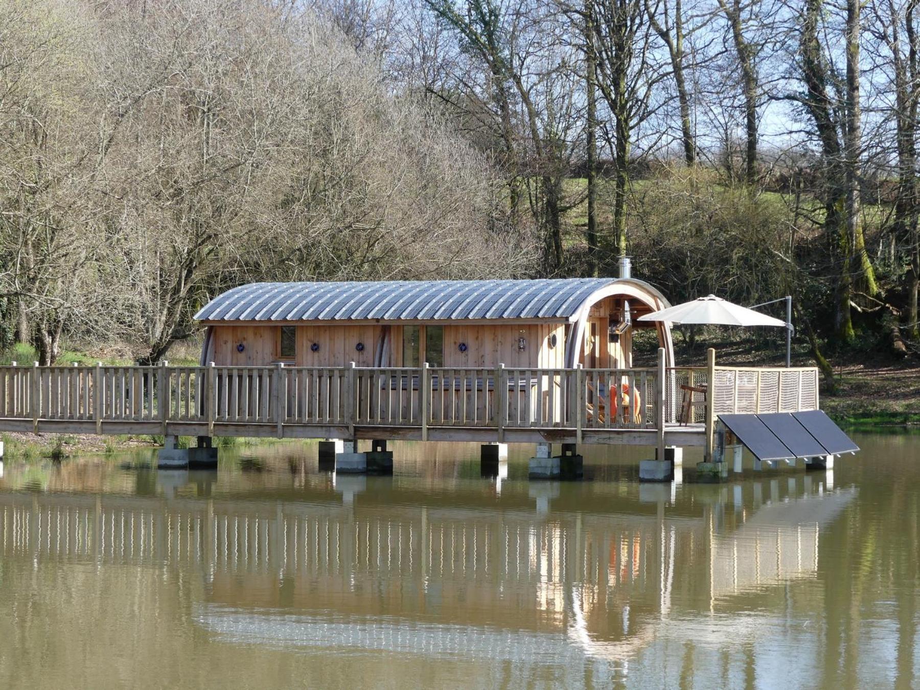 Domaine De La Clauzade Bed & Breakfast Saint-Germain-les-Vergnes Bagian luar foto