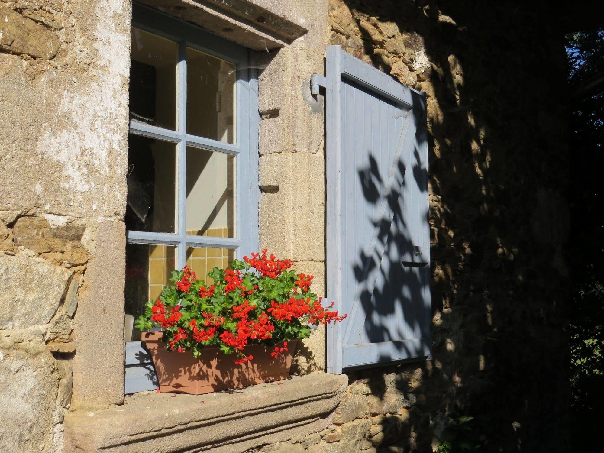 Domaine De La Clauzade Bed & Breakfast Saint-Germain-les-Vergnes Bagian luar foto